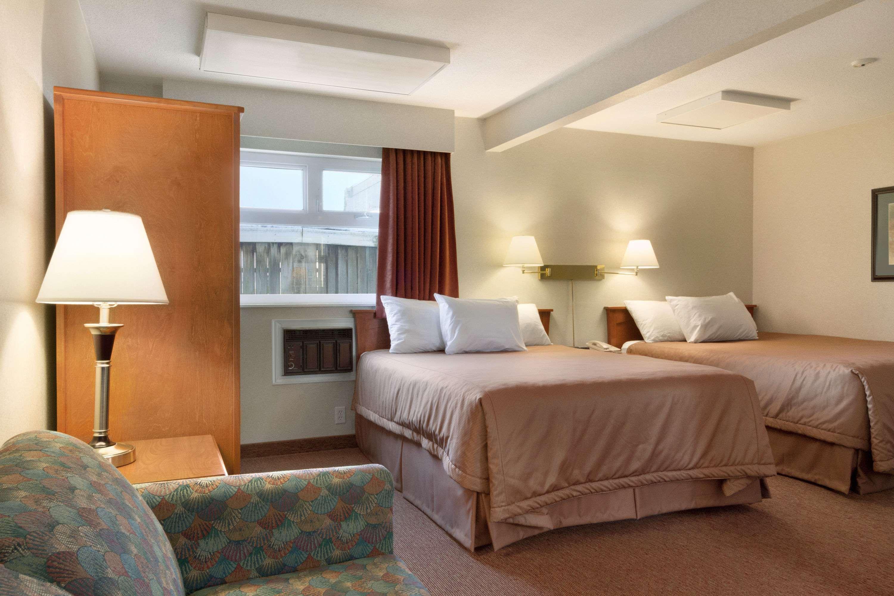 Travelodge By Wyndham Ленглі Екстер'єр фото